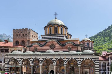 RILA MONASTERY, BULGARIA - 24 Haziran 2021: Rila (Rila Manastırı), Kyustendil Bölgesi, Bulgaristan 'daki Saint Ivan (John) Manastırı' nın iç manzarası