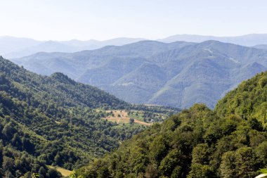 Bulgaristan 'ın Lovech bölgesindeki Teteven kasabası yakınlarındaki Balkan Dağı' nın şaşırtıcı manzarası