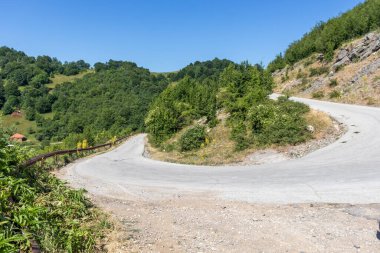 Bulgaristan 'ın Lovech bölgesindeki Teteven kasabası yakınlarındaki Balkan Dağı' nın şaşırtıcı manzarası
