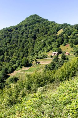 Bulgaristan 'ın Lovech bölgesindeki Teteven kasabası yakınlarındaki Balkan Dağı' nın şaşırtıcı manzarası
