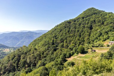 Bulgaristan 'ın Lovech bölgesindeki Teteven kasabası yakınlarındaki Balkan Dağı' nın şaşırtıcı manzarası