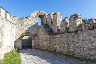 Bulgaristan 'ın Lovech kentindeki ortaçağ kalesinin kalıntıları