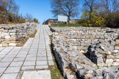 Bulgaristan 'ın Lovech kentindeki ortaçağ kalesinin kalıntıları