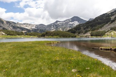 Bulgaristan 'ın Pirin Dağı' ndaki Muratovo (Hvoynato) gölünün muhteşem manzarası