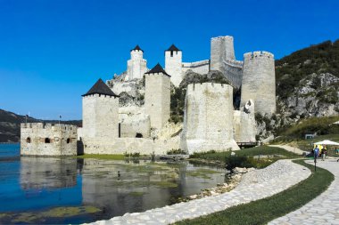GOLUBAC, SERBIA - 11 Ağustos 2019: Golubac Kalesi - Sırbistan 'ın Tuna Nehri' nin güney tarafındaki ortaçağ güçlendirilmiş kasaba
