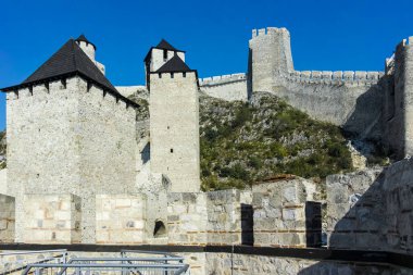 GOLUBAC, SERBIA - 11 Ağustos 2019: Golubac Kalesi - Sırbistan 'ın Tuna Nehri' nin güney tarafındaki ortaçağ güçlendirilmiş kasaba