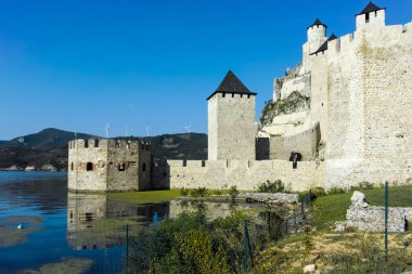 GOLUBAC, SERBIA - 11 Ağustos 2019: Golubac Kalesi - Sırbistan 'ın Tuna Nehri' nin güney tarafındaki ortaçağ güçlendirilmiş kasaba
