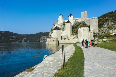 GOLUBAC, SERBIA - 11 Ağustos 2019: Golubac Kalesi - Sırbistan 'ın Tuna Nehri' nin güney tarafındaki ortaçağ güçlendirilmiş kasaba
