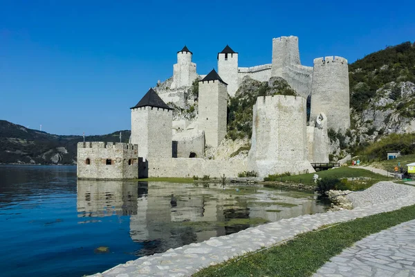 GOLUBAC, SERBIA - 11 Ağustos 2019: Golubac Kalesi - Sırbistan 'ın Tuna Nehri' nin güney tarafındaki ortaçağ güçlendirilmiş kasaba