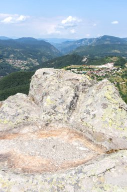 Belintash, Bulgaristan 'ın Rodop Dağları' ndaki tanrı Sabazios 'a adanmıştır.