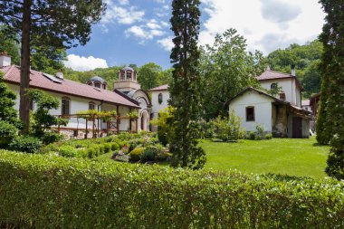 Bulgaristan 'ın başkenti Sofya' daki Lyulin Dağı 'ndaki Kutsal Üçlü Manastırı' na adanmış Ortodoks Divotino Manastırı