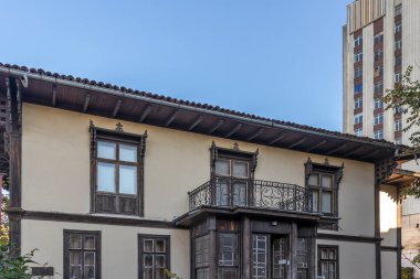 RUSE, BULGARIA -NOVEMBER 2, 2020: Bulgaristan 'ın Ruse kentinin merkezindeki Tipik İnşaat ve Sokak
