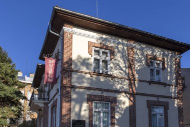 RUSE, BULGARIA -NOVEMBER 2, 2020: Bulgaristan 'ın Ruse kentinin merkezindeki Tipik İnşaat ve Sokak