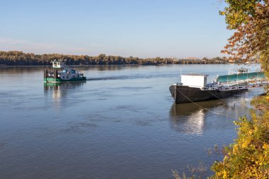 RUSE, BULGARIA - NOVEMBER 2, 2020: Bulgaristan 'ın Ruse kentinin merkezindeki Costal Caddesi Panoraması