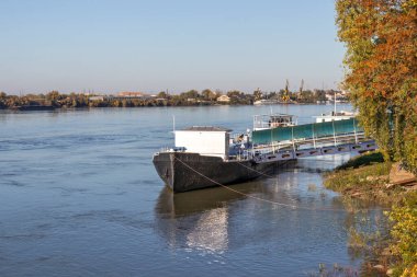 RUSE, BULGARIA - NOVEMBER 2, 2020: Bulgaristan 'ın Ruse kentinin merkezindeki Costal Caddesi Panoraması
