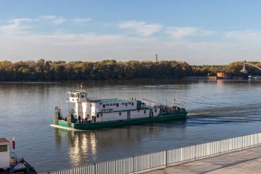 RUSE, BULGARIA - NOVEMBER 2, 2020: Bulgaristan 'ın Ruse kentinin merkezindeki Costal Caddesi Panoraması