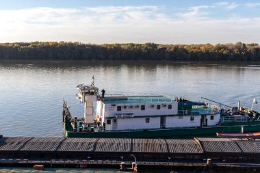 RUSE, BULGARIA - NOVEMBER 2, 2020: Bulgaristan 'ın Ruse kentinin merkezindeki Costal Caddesi Panoraması