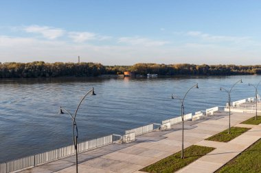 RUSE, BULGARIA - NOVEMBER 2, 2020: Bulgaristan 'ın Ruse kentinin merkezindeki Costal Caddesi Panoraması