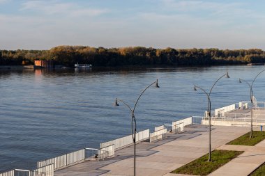 RUSE, BULGARIA - NOVEMBER 2, 2020: Bulgaristan 'ın Ruse kentinin merkezindeki Costal Caddesi Panoraması