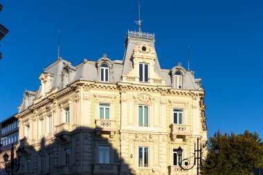 RUSE, BULGARIA -NOVEMBER 2, 2020: Bulgaristan 'ın Ruse kentinin merkezindeki Tipik İnşaat ve Sokak