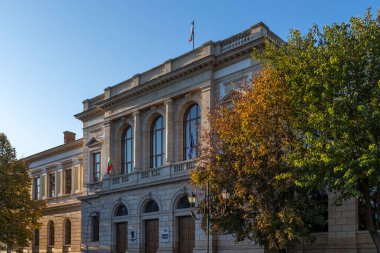 RUSE, BULGARIA -NOVEMBER 2, 2020: Bulgaristan 'ın Ruse kentinin merkezindeki Tipik İnşaat ve Sokak