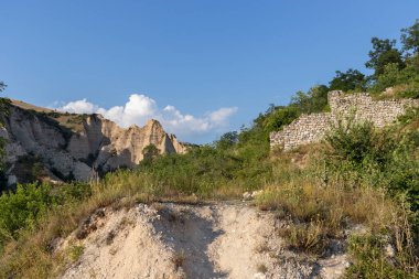 MELNIK, BULGARIA - 28 Haziran 2020: Bulgaristan 'ın Blagoevgrad bölgesindeki tarihi Melnik kasabasındaki tipik sokak ve eski evler