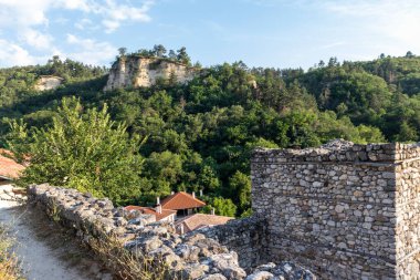 MELNIK, BULGARIA - 28 Haziran 2020: Bulgaristan 'ın Blagoevgrad bölgesindeki tarihi Melnik kasabasındaki tipik sokak ve eski evler