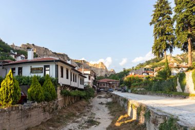 MELNIK, BULGARIA - 28 Haziran 2020: Bulgaristan 'ın Blagoevgrad bölgesindeki tarihi Melnik kasabasındaki tipik sokak ve eski evler