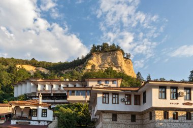 MELNIK, BULGARIA - 28 Haziran 2020: Bulgaristan 'ın Blagoevgrad bölgesindeki tarihi Melnik kasabasındaki tipik sokak ve eski evler