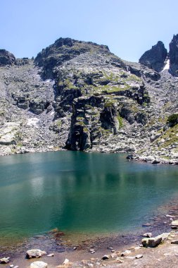 Muhteşem manzara korkunç göl ve Kupens tepeler, Rila Dağı, Bulgaristan