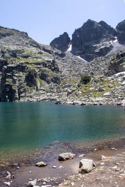 Muhteşem manzara korkunç göl ve Kupens tepeler, Rila Dağı, Bulgaristan