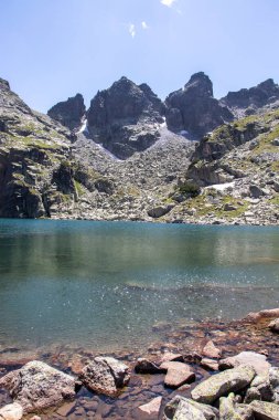 Muhteşem manzara korkunç göl ve Kupens tepeler, Rila Dağı, Bulgaristan