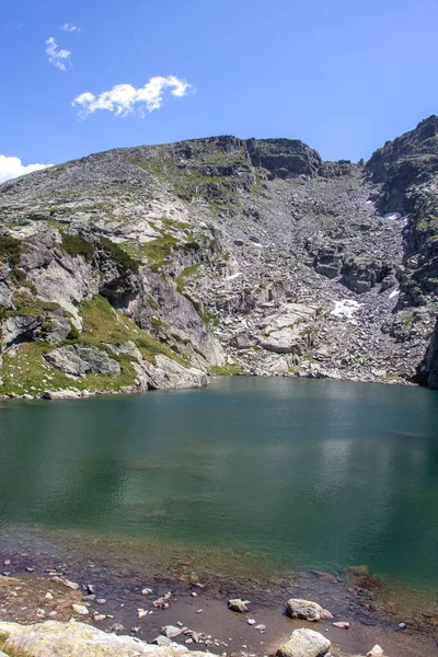 Εκπληκτικό Τοπίο Τρομακτικό Λίμνη Και Kupens Κορυφές Βουνό Ρίλα Βουλγαρία — Φωτογραφία Αρχείου