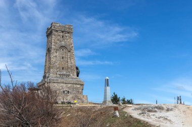 SHIPKA, BULGARIA - 3 Mayıs 2021: St. Nicholas zirvesinde Özgürlük Anıtı, Stara Planina (Balkan) Dağı, Bulgaristan