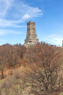 SHIPKA, BULGARIA - 3 Mayıs 2021: St. Nicholas zirvesinde Özgürlük Anıtı, Stara Planina (Balkan) Dağı, Bulgaristan