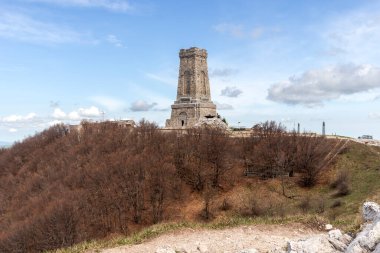SHIPKA, BULGARIA - 3 Mayıs 2021: St. Nicholas zirvesinde Özgürlük Anıtı, Stara Planina (Balkan) Dağı, Bulgaristan