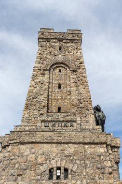 SHIPKA, BULGARIA - 3 Mayıs 2021: St. Nicholas zirvesinde Özgürlük Anıtı, Stara Planina (Balkan) Dağı, Bulgaristan
