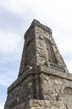 SHIPKA, BULGARIA - 3 Mayıs 2021: St. Nicholas zirvesinde Özgürlük Anıtı, Stara Planina (Balkan) Dağı, Bulgaristan