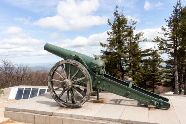 SHIPKA, BULGARIA - 3 Mayıs 2021: St. Nicholas zirvesinde Özgürlük Anıtı, Stara Planina (Balkan) Dağı, Bulgaristan
