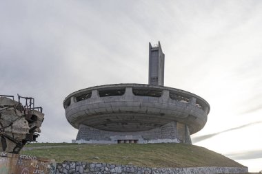 BUZLUDZHA, BULGARIA - 3 Mayıs 2021: Bulgaristan 'ın Buzludzha Tepesi, Stara Zagora bölgesindeki Terk Edilmiş Bulgar Komünist Partisi Anıtı