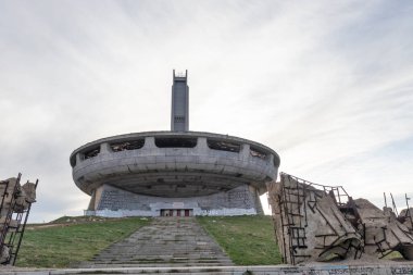 BUZLUDZHA, BULGARIA - 3 Mayıs 2021: Bulgaristan 'ın Buzludzha Tepesi, Stara Zagora bölgesindeki Terk Edilmiş Bulgar Komünist Partisi Anıtı