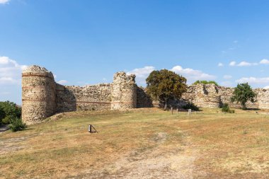MEZEK, BULGARIA - 19 Temmuz 2020: Eski Mezek Kalesi kalıntıları, Haskovo Bölgesi, Bulgaristan