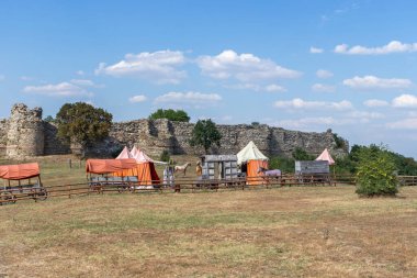 MEZEK, BULGARIA - 19 Temmuz 2020: Eski Mezek Kalesi kalıntıları, Haskovo Bölgesi, Bulgaristan