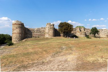 MEZEK, BULGARIA - 19 Temmuz 2020: Eski Mezek Kalesi kalıntıları, Haskovo Bölgesi, Bulgaristan