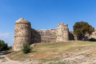 MEZEK, BULGARIA - 19 Temmuz 2020: Eski Mezek Kalesi kalıntıları, Haskovo Bölgesi, Bulgaristan