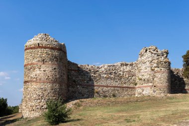 MEZEK, BULGARIA - 19 Temmuz 2020: Eski Mezek Kalesi kalıntıları, Haskovo Bölgesi, Bulgaristan