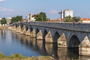 SVILENGRAD, BULGARIA - 19 Temmuz 2020: Maritsa Nehri üzerindeki 16. yüzyıl Mustafa Paşa Köprüsü (Eski Köprü) Bulgaristan 'ın Haskovo Bölgesi, Svilengrad kentindeki