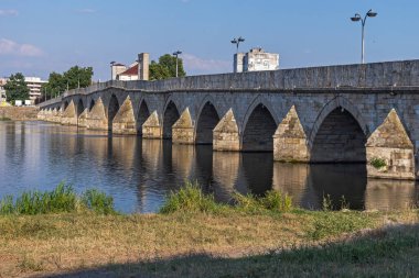 SVILENGRAD, BULGARIA - 19 Temmuz 2020: Maritsa Nehri üzerindeki 16. yüzyıl Mustafa Paşa Köprüsü (Eski Köprü) Bulgaristan 'ın Haskovo Bölgesi, Svilengrad kentindeki