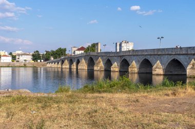 SVILENGRAD, BULGARIA - 19 Temmuz 2020: Maritsa Nehri üzerindeki 16. yüzyıl Mustafa Paşa Köprüsü (Eski Köprü) Bulgaristan 'ın Haskovo Bölgesi, Svilengrad kentindeki