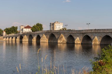 SVILENGRAD, BULGARIA - 19 Temmuz 2020: Maritsa Nehri üzerindeki 16. yüzyıl Mustafa Paşa Köprüsü (Eski Köprü) Bulgaristan 'ın Haskovo Bölgesi, Svilengrad kentindeki